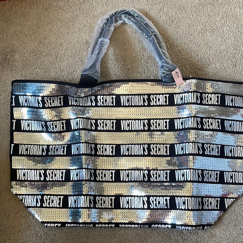 Bag with wristlet